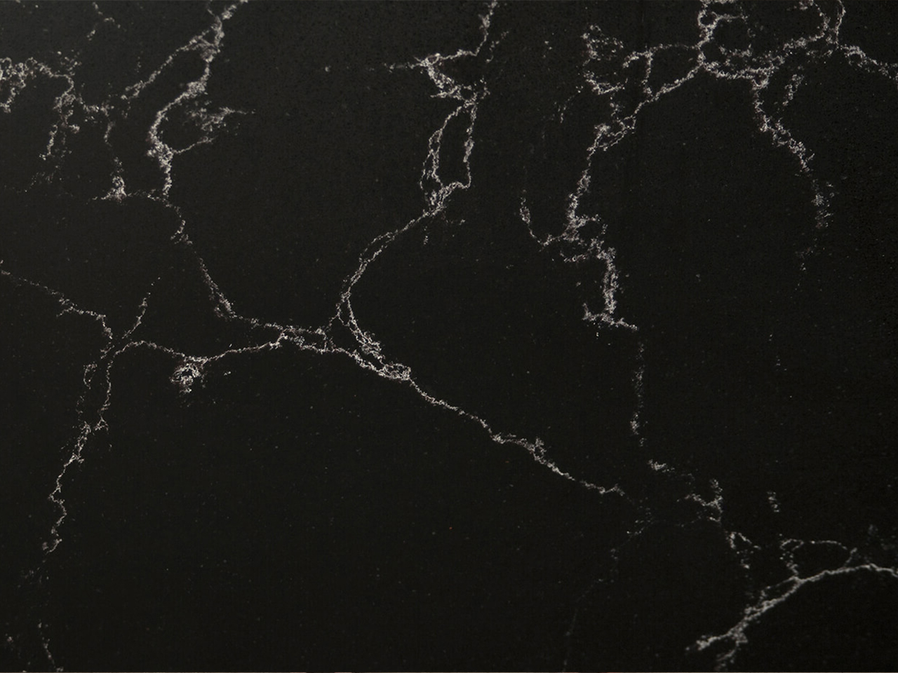 Кварц чёрный с золотыми прожилками