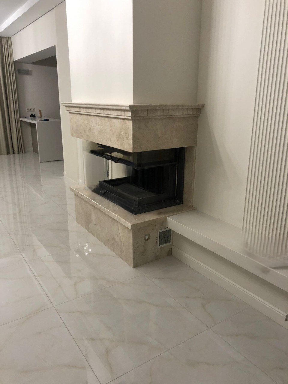 Камин из мрамора Крема Нова Экстра