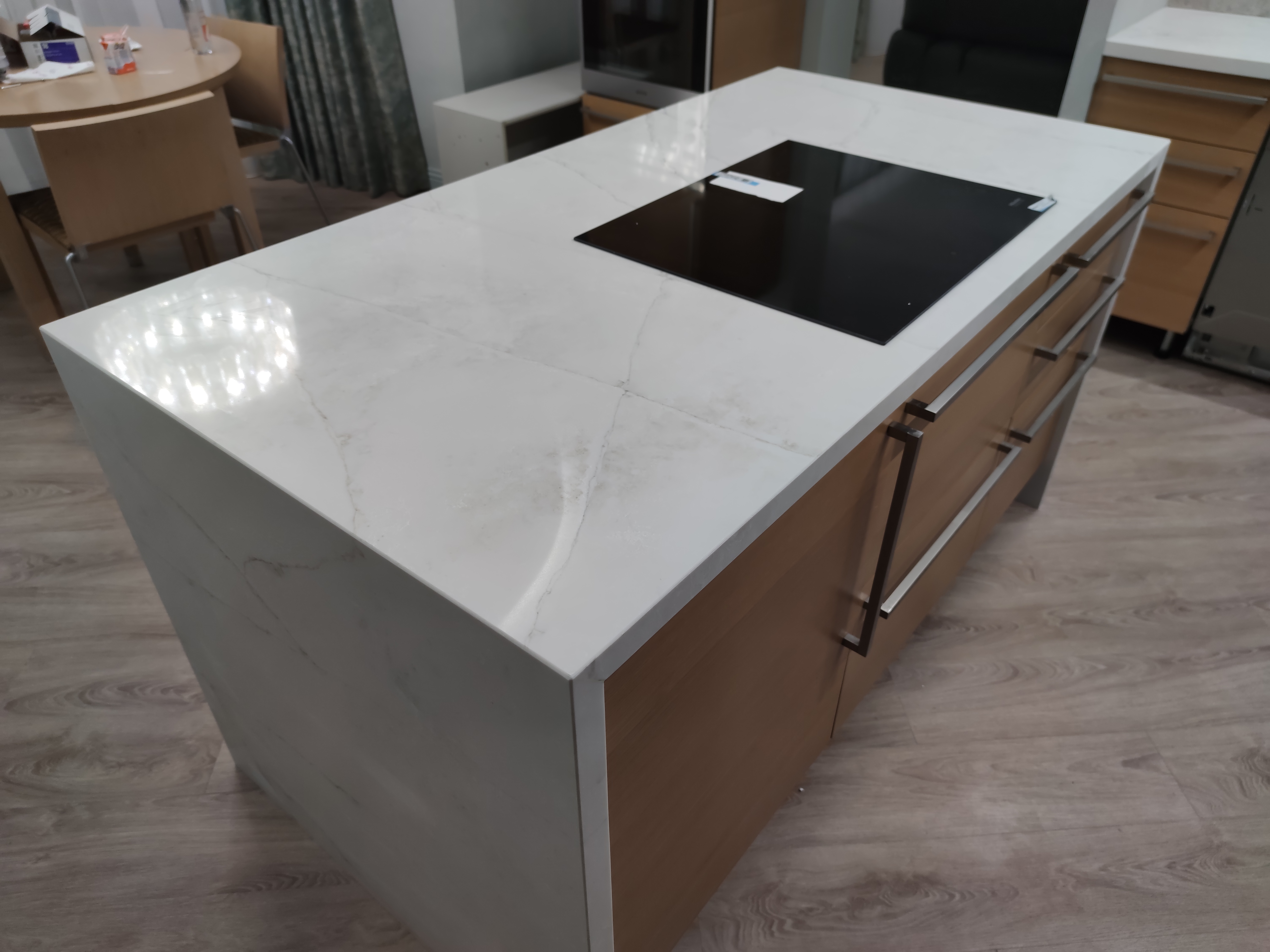 Столешница-остров для кухни из кварцевого агломерата Ницца Бланк 7980