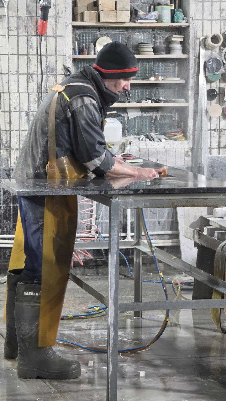 Распиловка каменной плиты